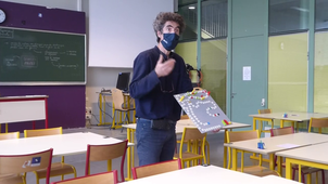 391 : sdp : Qu'est ce que signifie la maquette près de la porte ?