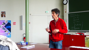 sdp : 539 : Dans le cas de l'équilibre total de la poutre, doit-on prendre en compte la gravité en ne prenant en compte que la moitié de la poutre ?